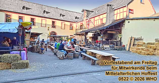Mitwirkende feiern am Vorfestabend am Freitag vor dem Mittelalterlichen Hoffest in Oberwesel